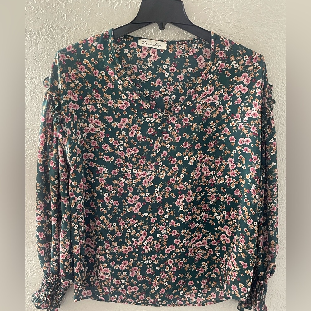 Vine & Love Women’s Dark Green Floral V-neck Ruffle Long Sleeve‎ Blouse Medium